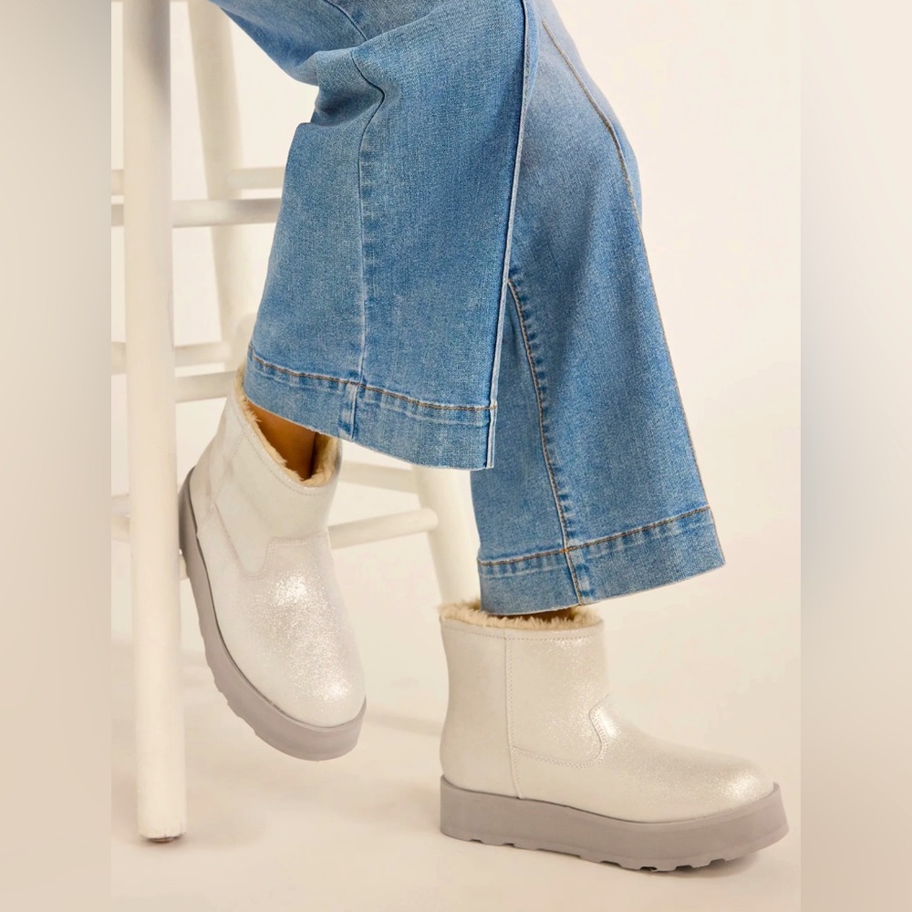 Time and Tru Genuine Silver Glitter Suede Platform Cozy Boots Sz: 10 NWT